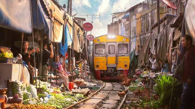 Maeklong-Railway-Market